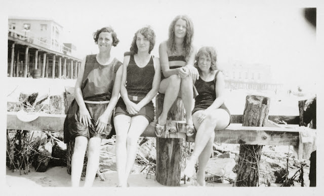 45 Snapshots of People Having Fun at the Beach From Between the 1920s and 1940s