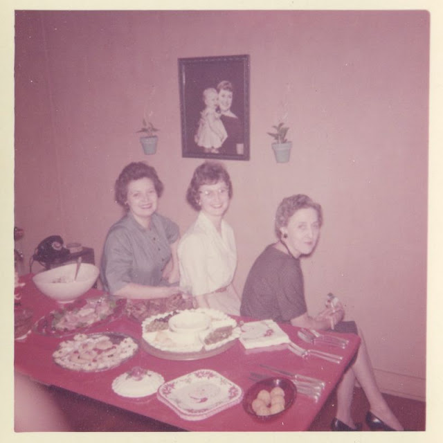 Beautiful Christmas Snaps of an American Family in 1960