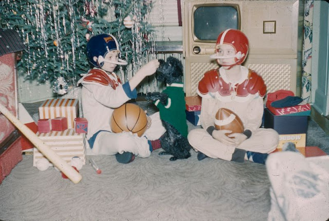 40 Fascinating Photos Capture People With Christmas Gifts From the Mid-20th Century