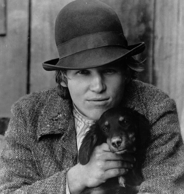 24 Amazing Photos of a Young Jeff Bridges on the Set of “Bad Company” (1972)