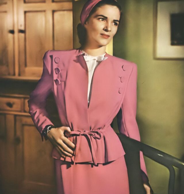 Elegant Portraits of Fashion Model Theo Graham in the 1940s and ’50s