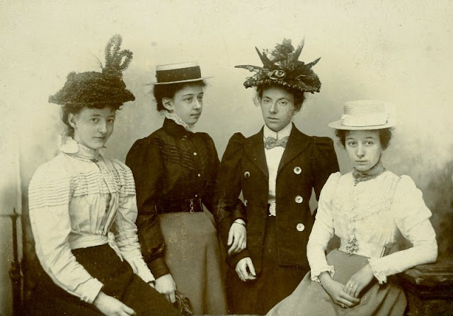 30 Elegant Photos That Show Women’s Hat Styles in the Late Victorian Era