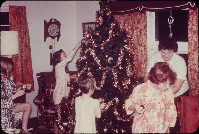Heartwarming Mid-20th Century Snaps Capture Families Preparing for Christmas