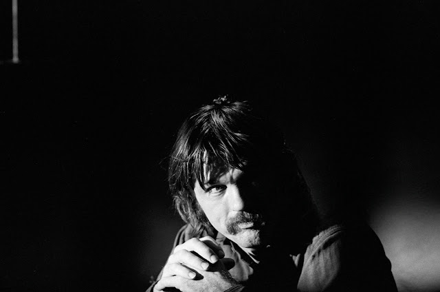 22 Amazing Photographs of Tom Skerritt in the 1970s